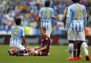 El defensa brasileño del Málaga Weligton Robson Pena de Oliveira pide tarjeta al delantero del Deportivo Oriol Riera