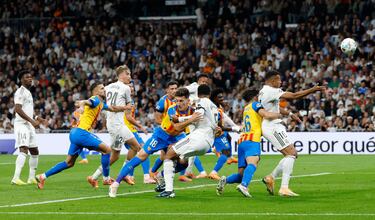 Kylian Mbappé y Jude Bellingham son sujetados dentro del área por defensores del Valencia durante una acción que terminó en penalti a favor del Real Madrid y abrió el marcador del encuentro con un gol de Mbappé.