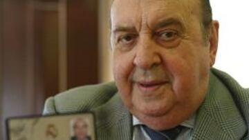 Juanito Navarro, con su carné de socio.