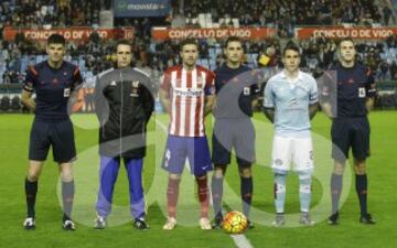 El árbitro De Burgos Bengoetxea acompañado por sus asistentes García Fernández y De Francisco Grijalba, el cuarto árbitro Gorostegui Fernández Ortega y los capitanes Gabi y Hugo Mallo.
