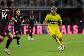 Columbus Crew forward Cucho Hernández (9) dribbles as D.C. United midfielder Martin Rodr’guez (14) defends.