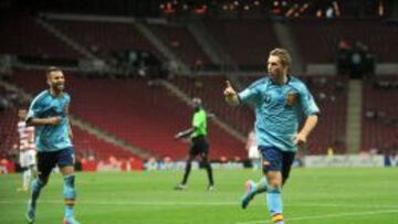 SIN PÚBLICO. Jesé y Deulofeu corren a celebrar uno de los goles de España en un Ali Sami Yen de Estambui completamente vacío. Sólo van 4.000 aficionados de 52.000.