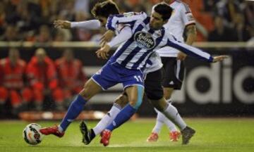 El jugador del Valencia CF, André Gomez,detrás, disputa un balón con el jugador del RC Deportivo, Juanfran.