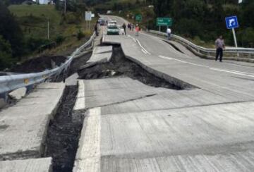 Un sismo de magnitud 7.6 en la escala de Richter se sintió a las 11:21 horas de este domingo. El epicentro fue a 67 kilómetros al noroeste de Melinka y también se percibió en las regiones del Biobío, La Araucanía, Los Ríos y Aysén. Varias carreteras quedaron dañadas.