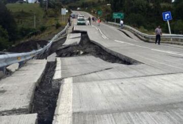 Un sismo de magnitud 7.6 en la escala de Richter se sintió a las 11:21 horas de este domingo. El epicentro fue a 67 kilómetros al noroeste de Melinka y también se percibió en las regiones del Biobío, La Araucanía, Los Ríos y Aysén. Varias carreteras quedaron dañadas.