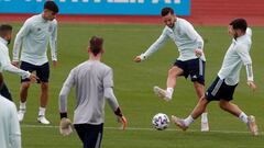 LAS ROZAS (MADRID), 22/06/2021.- Los jugadores de la selecci&oacute;n espa&ntilde;ola de f&uacute;tbol Jordi Alba (i) David de Gea (c, de espaldas) y Jos&eacute; Gay&aacute; (2d), entre otros, participan en un entrenamiento del equipo en la Ciudad del F&u