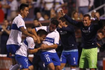 Álvaro Ramos celebra su gol ante Palestino con la banca de suplentes.