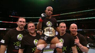 Demetrius Johnson posa con su equipo y el cinturón de campeón del peso mosca tras un combate de la UFC.