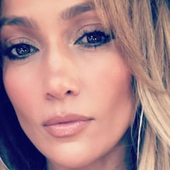 Jennifer Lopez posa semidesnuda y con orgullo a sus 49 años