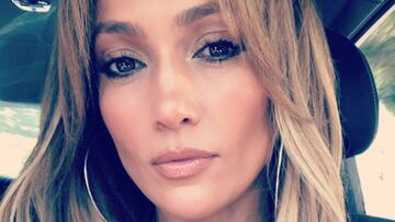Jennifer Lopez muestra con orgullo su cuerpo semidesnudo a los 49 años.