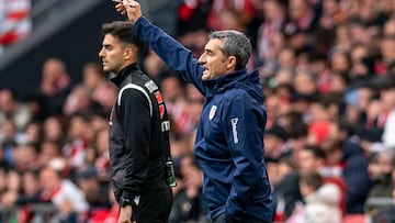 BILBAO, 15/04/2023.- El entrenador del Athletic Club de Bilbao, Ernesto Valverde, da instrucciones durante el partido de LaLiga entre Athletic de Bilbao y Real Sociedad, este sábado en San Mamés. EFE/ Javier Zorrilla
