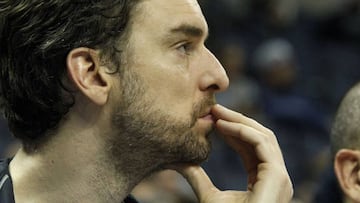 MEM01. MEMPHIS (TN, EE.UU.), 01/12/2017.- Pau Gasol de San Antonio Spurs reacciona hoy, viernes 01 de diciembre de 2017, durante un partido de NBA disputado en el FedEx Forum de Memphis, Tennessee (EE.UU.). EFE/Karen Pulfer Focht