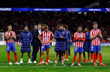 Los jugadores del Atltico de Madrid se acercaron a los aficionados rojiblancos tras el final del partido.