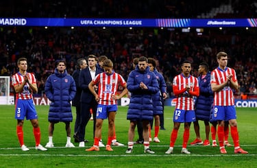 Los jugadores del Atlético de Madrid se acercaron a los aficionados rojiblancos tras el final del partido.