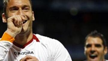 <b>HISTÓRICO. </B>Totti celebra el primer gol de la Roma en Lyón.
