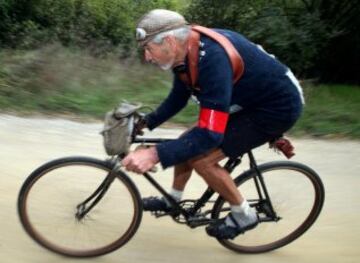 El ciclista italiano Luciano Berruti, de 74 años, durante la carrera que se creó en 1997 para salvaguardar la Strade Bianche de la Toscana. Empieza y termina en Gaiole, pueblo de la provincia de Siena.