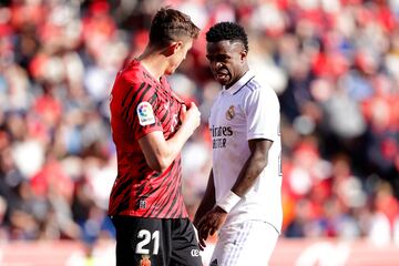 Raíllo le acerca el escudo del Mallorca a la boca, tras el gesto de Vinicius a la grada.