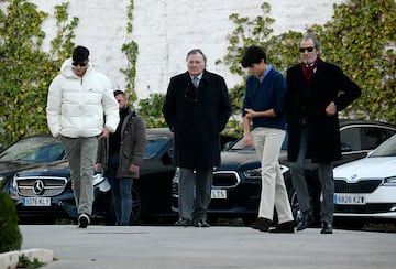 Javier y Juancho García Obregón llegan a la iglesia de Nuestra Señora de La Moraleja para asistir al bautizo de Ana Sandra, la nieta de Ana García Obregón.