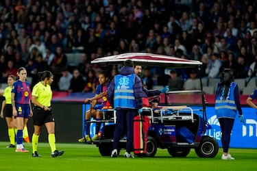  La centrocampista del FC Barcelona Esme Brugts se retira lesionada durante el partido contra el Real Madrid en el Estadi Lluís Companys en Barcelona.