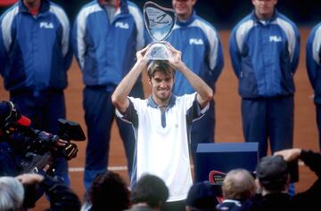 El gran favorito para este torneo Juan Carlos Ferrero cayó ante Albert Portas. El tenista barcelonés soportó un partido intenso, donde todo parecía indicar que Ferrero se proclamaría campeón. El encuentro fue largo, ya que se jugaba a 5 sets y, aunque el valenciano dominó en la primera manga y la tercera, llegando a ir con la ventaja de 2-1, Portas no se dejó sorprender y remontó el partido venciendo las dos últimas series. El resultado fue 4-6, 6-2, 0-6, 7-6 y 7-5 para el ya extenista de Barcelona, impidiendo que Ferrero prolongara su racha de 16 partidos invicto, además de conquistar su primer y único Masters en toda su carrera en una final apoteósica. Fue la gran revelación del torneo de tenis de Hamburgo. Se convirtió en el séptimo tenista español en ganar en Hamburgo en los últimos 30 años.