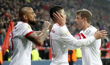 Müller y Vidal felicitando al colombiano por su golazo.