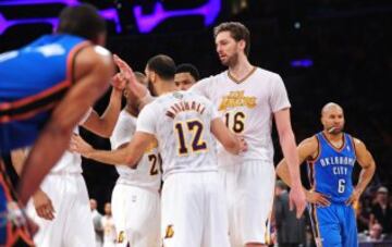 Pau Gasol felicita a dus compañeros tras su gran triunfo sobre Oklahoma City.