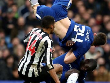 Acrobático momento entre Gary Cahill, 'Golo Kante y Isaac Hayden durante el partido entre el Chelsea y el Newcastle.