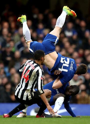 Acrobático momento entre Gary Cahill, 'Golo Kante y Isaac Hayden durante el partido entre el Chelsea y el Newcastle.