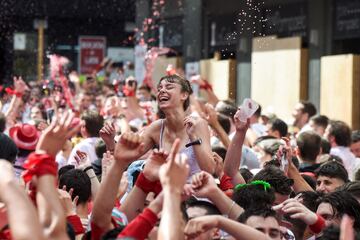 Los San Fermines vuelven tras dos años de parón debido a la pandemia. El exjugador de fútbol Juan Carlos Unzué prenderá la mecha del cohete inaugural. “Bienvenidos a las fiestas más grandes del mundo" ha sido el mensaje de la ciudad.