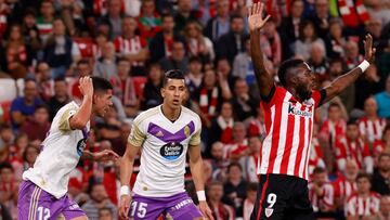 BILBAO, 08/11/2022.- El delantero del Athletic Iñaki Williams (d) reclama una jugada ante Lucas Olaza (i) y Jawad El Yamiq, ambos del Valladolid, durante el encuentro de la decimocuarta jornada de la Liga Santander entre el Athletic Club y el Real Valladolid disputado este martes en el estadio de San Mamés, en Bilbao. EFE/Miguel Toña
