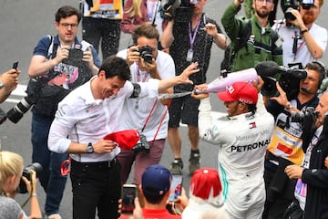  Lewis Hamilton celebrando su victoria con Toto Wolff 