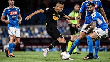 Inter Milan&#039;s Chilean forward Alexis Sanchez (c) shoots on goal during the Italian Cup (Coppa Italia) semi-final second leg football match Napoli vs Inter Milan on June 13, 2020 at the San Paolo stadium in Naples, played behind closed doors as the country gradually eases its lockdown aimed at curbing the spread of the COVID-19 infection, caused by the novel coronavirus. (Photo by Filippo MONTEFORTE / AFP)