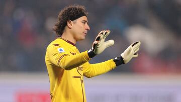 Guillermo Ochoa durante un partido con el Salernitana.