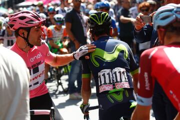 Tom Dumoulin saluda Nairo Quintana.