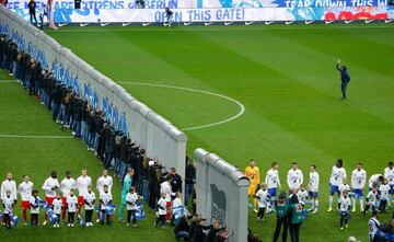 A la salida de los jugadores comenzó la performance en el que se simuló la caída del falso muro.