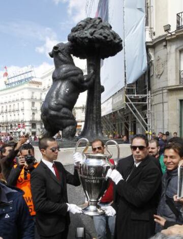 Los seguidores del Chelsea inundaron las calles del centro de Madrid, disfrutando del buen tiempo. Replica del trofeo