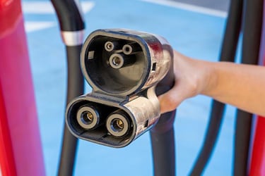 Cargar un coche eléctrico: Cómo se hace, precios y estaciones de carga