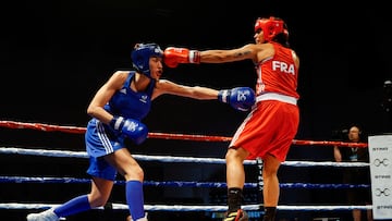 Las boxeadoras francesas Emilie Sonvico y Maelys Richol en un combate.