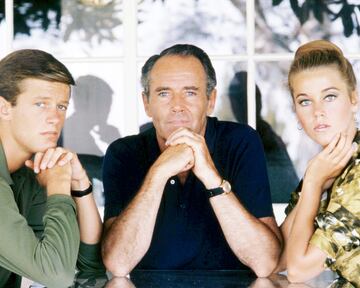 El actor Henry Fonda, en el centro de la imagen, con sus hijos los también actores Peter y Jane Fonda (una imagen de 1963).