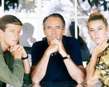 El actor Henry Fonda, en el centro de la imagen, con sus hijos los tambin actores Peter y Jane Fonda (una imagen de 1963).