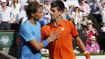 Rafa Nadal y Novak Djokovic se saludan tras su partido en cuartos de final de Roland Garros de 2015.