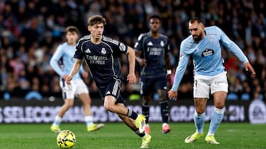 Thiago Pitarch controla el balón ante Borja Iglesias.