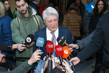 Enrique Cerezo atiende a los medios a la saldida de la capilla ardiente de Carlos Saura instalada en la Academia de Cine.