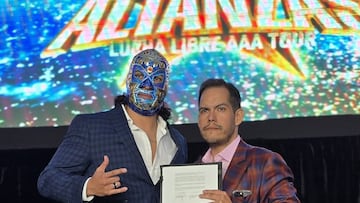 El Hijo de Dr. Wagner Jr, posa con el contrato que firmó en Triple A.