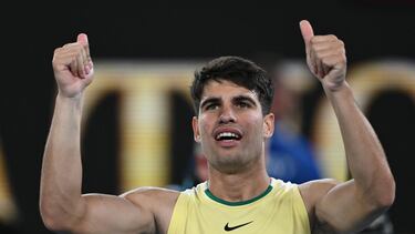 Carlos Alcaraz celebra su victoria sobre Richard Gasquet en su debut en el Open de Australia.