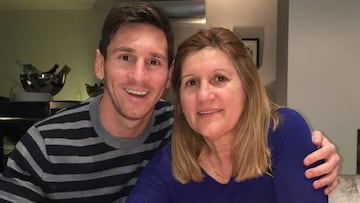 Lionel Messi mantiene su vida lo más privada posible, no obstante, son comunes sus visitas a Argentina durante las vacaciones para reunirse con su madre Celia María Cuccittini