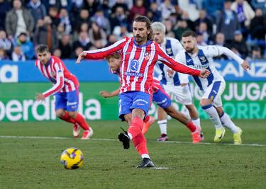 Griezmann lanza el penalti. 