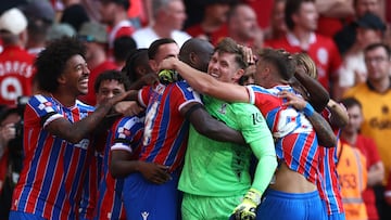 Soccer Football - FA Community Shield - Crystal Palace v Liverpool - Wembley Stadium, London, Britain - August 10, 2025 Crystal Palace's Dean Henderson celebrates with teammates after winning the FA Community Shield REUTERS/Toby Melville