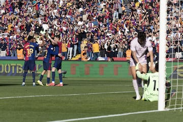 Los jugadores celebran el 3-1 de Lewandowski al Girona. 


