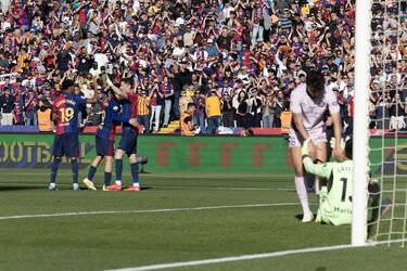 Los jugadores celebran el 3-1 de Lewandowski al Girona. 


